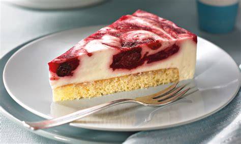 Limoncello-Wolken-Torte mit Beerentopping