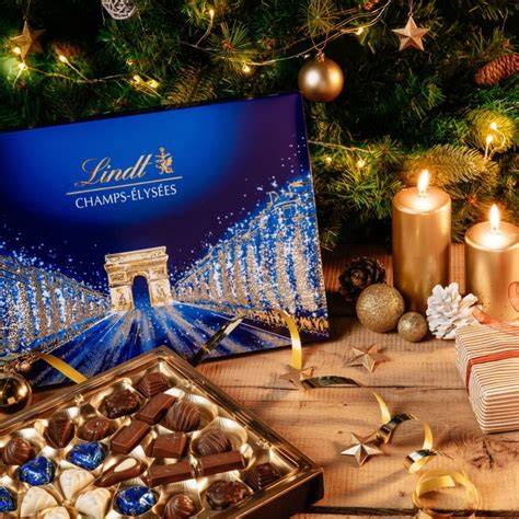 Lindt Champs-Élysées Pralinen als Geschenk unter einem Weihnachtsbaum