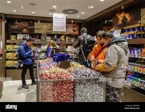 Lindt Chocolate Shop auf dem Jungfraujoch - Innenansicht mit Lindt Chocolate Bar