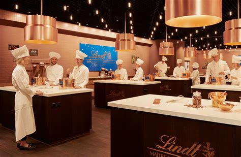 Lindt Chocolateria Innenansicht mit Teilnehmern beim Schokoladenkurs