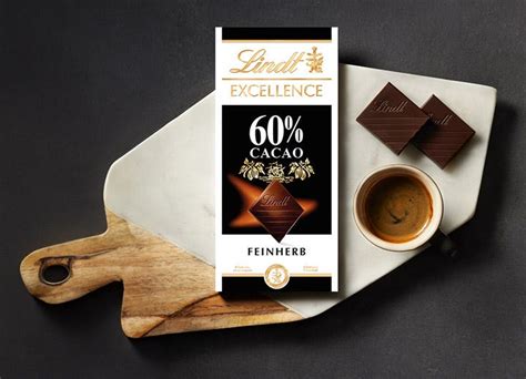 Lindt Excellence Schokolade und Zutaten für Cookies auf einer Küchenarbeitsplatte