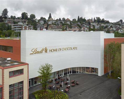 Lindt Fabrik und Team bei der Arbeit