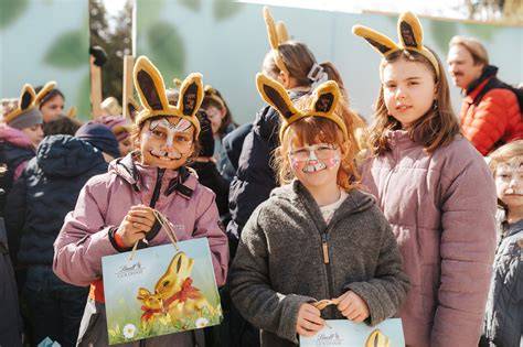 Lindt GOLDHASENFEST: Kinder beim Verzieren von Goldhasen