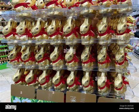Lindt Goldhase Regal im Supermarkt