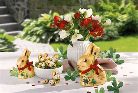 Lindt Goldhase als Teil der Osterdekoration auf dem Tisch