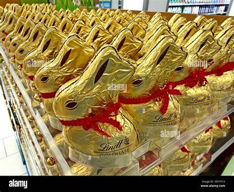 Lindt Goldhase mit Glöckchen im Ostergras