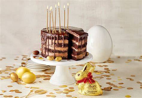 Lindt Goldhasen Geburtstagstorte mit Schokoladenüberzug und Frühlingsdeko