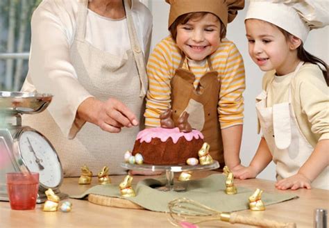 Lindt Gugelhupf, Zutaten und Osterdekor auf einem Holzbrett
