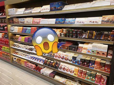 Lindt HELLO Sortiment im Regal
