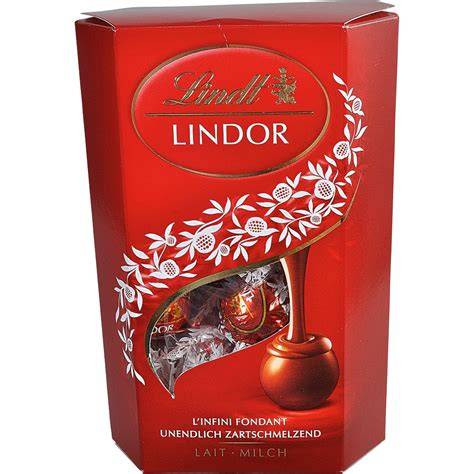 Lindt Lindor Kugeln - Produktabbildung mit Haselnüssen und Milchschokolade freigestellt