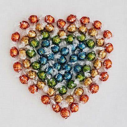Lindt Lindor Kugeln klein - verschiedene Sorten auf dem Teller