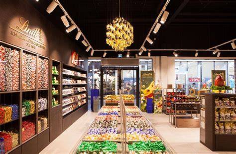 Lindt Outletcity Metzingen: Verkaufsfläche und Pralinen-Auslage
