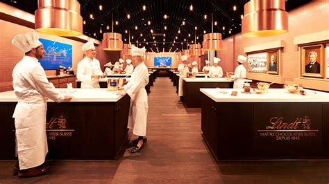Lindt Produktion: Maîtres Chocolatiers bei der Rezepturentwicklung