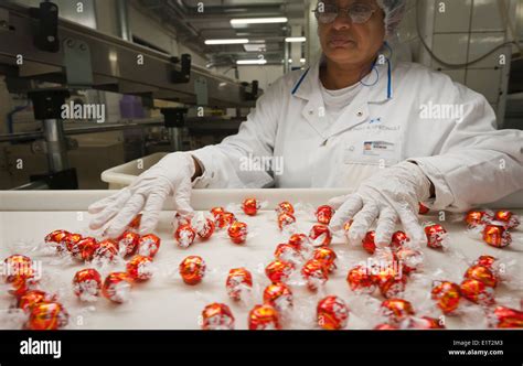 Lindt Produktion und Verpackung von Schokoladenkugeln in der Fabrik