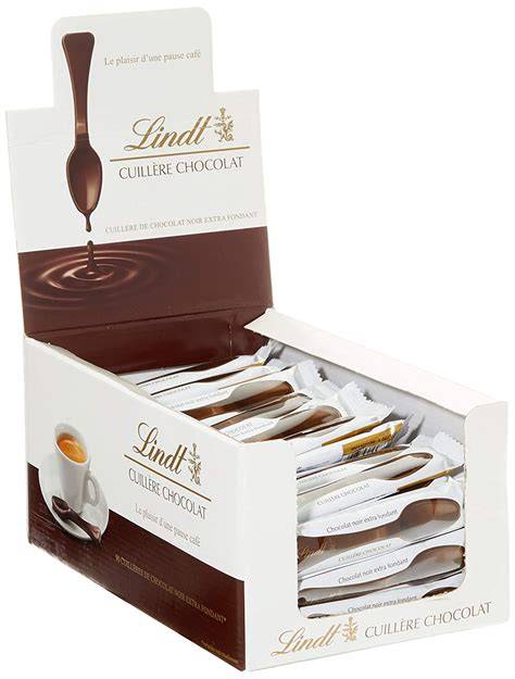 Lindt Schokoladenlöffel in Tasse heißer Milch