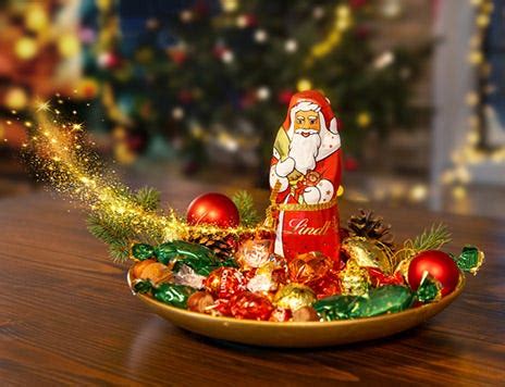 Lindt Weihnachtsmann und Schokoladenfiguren auf Weihnachtsteller