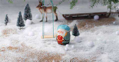 Lindt Wichtel mit Schaukel und Weihnachtsdeko