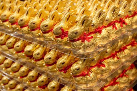 Lindt-Goldhase im Regal: saisonales Bestsellerprodukt