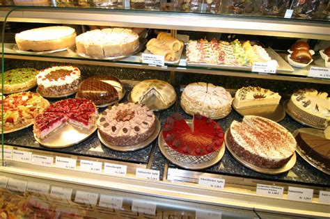 Lingemann Konditorei Theke mit Torten und Pralinen