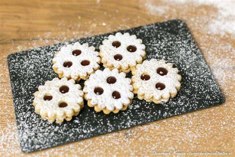 Linzer Augen auf einem Teller