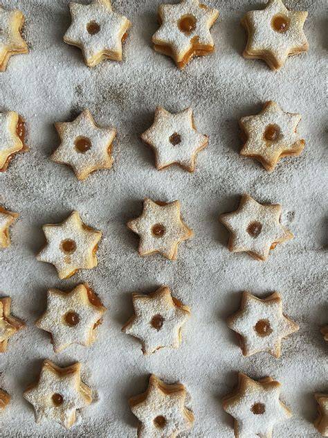 Linzer Kekse beim Ausstechen und Backen auf Backblech