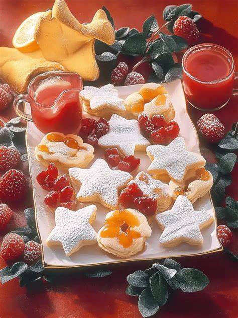 Linzer Kekse mit unterschiedlichem Motiv: Herzen, Sterne, Vögel