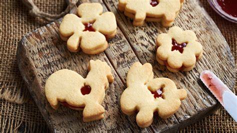 Linzer Osterplätzchen auf einer Servierplatte