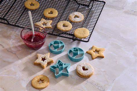 Linzer Plätzchen Ausstechformen und Ausrollen des Teigs