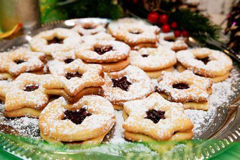 Linzer Plätzchen mit Marmeladenfüllung und Puderzucker