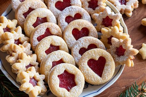 Linzer Plätzchen ohne Marmelade mit Puderzucker bestäubt auf Holzbrett