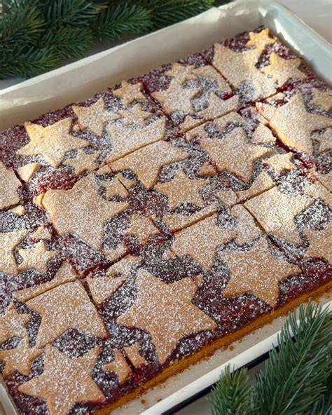 Linzer Schnitten auf einem Teller mit Puderzucker bestäubt