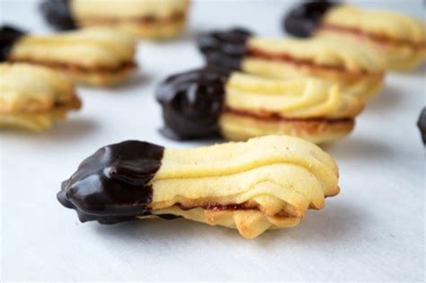 Linzer Stangerl mit Schokospitze auf Keksteller