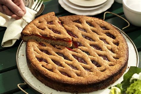Linzer Torte als kulinarisches Souvenir auf einer Café-Terrasse in Linz