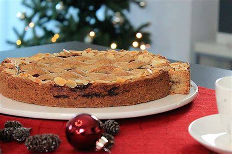 Linzer Torte auf einem weihnachtlich gedeckten Tisch
