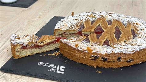 Linzer Torte eingewickelt als Geschenk