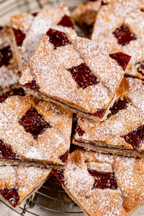 Linzer Torte frisch gebacken auf dem Rost
