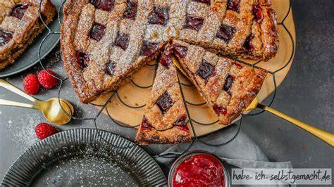 Linzer Torte mit Gitter und Marmelade