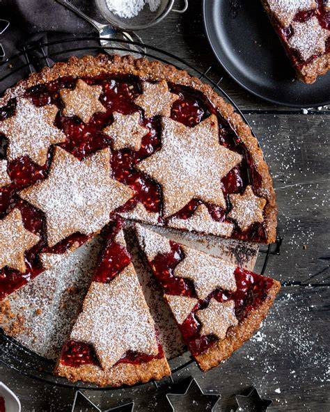 Linzer Torte mit Gittern und Sternen auf Kaffeetafel