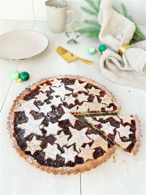 Linzer Torte mit Sternausstechern für Weihnachtsdeko