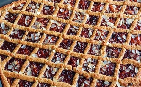 Linzer Torte vom Blech mit Gitter und roter Marmelade, Schritt-für-Schritt-Infografik