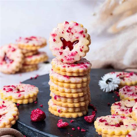 Linzer-Kekse mit Blümchen-Ausstechern auf Backblech
