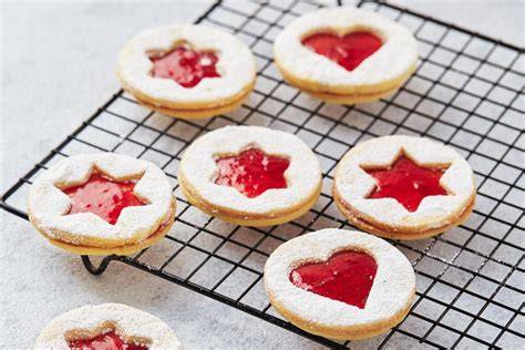 Linzer-Sterne auf einem Kuchengitter, gefüllt mit Johannisbeergelee