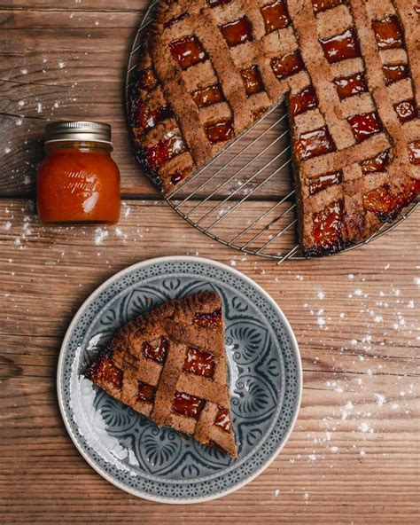 Linzertorte auf einer Tortenplatte, Detailaufnahme Teiggitter und Marmeladenschicht