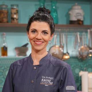 Lisa Rudiger bei der Arbeit mit Schokoladenformen