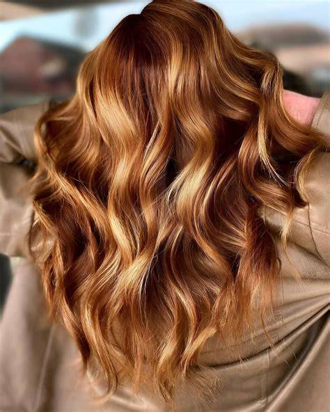 Locken mit karamellfarbenen Akzenten