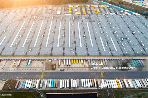 Logistiklager mit Tiefkühlregalen und LKW-Verladung
