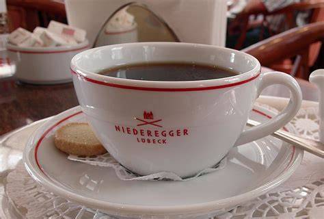Logoentwicklung und Stammhaus des Café Niederegger an der Breiten Straße
