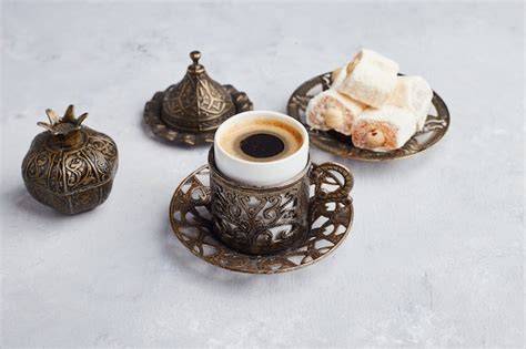 Lokum mit türkischem Kaffee serviert