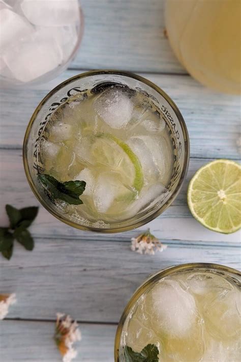 Longdrink mit Wacholderschnaps, Limette, Zucker und Basilikum