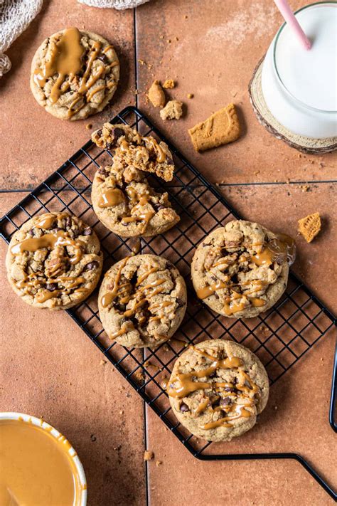 Lotus Biscoff Cookies mit Schokotropfen und Karamellkrümeln, angerichtet auf einem Backblech